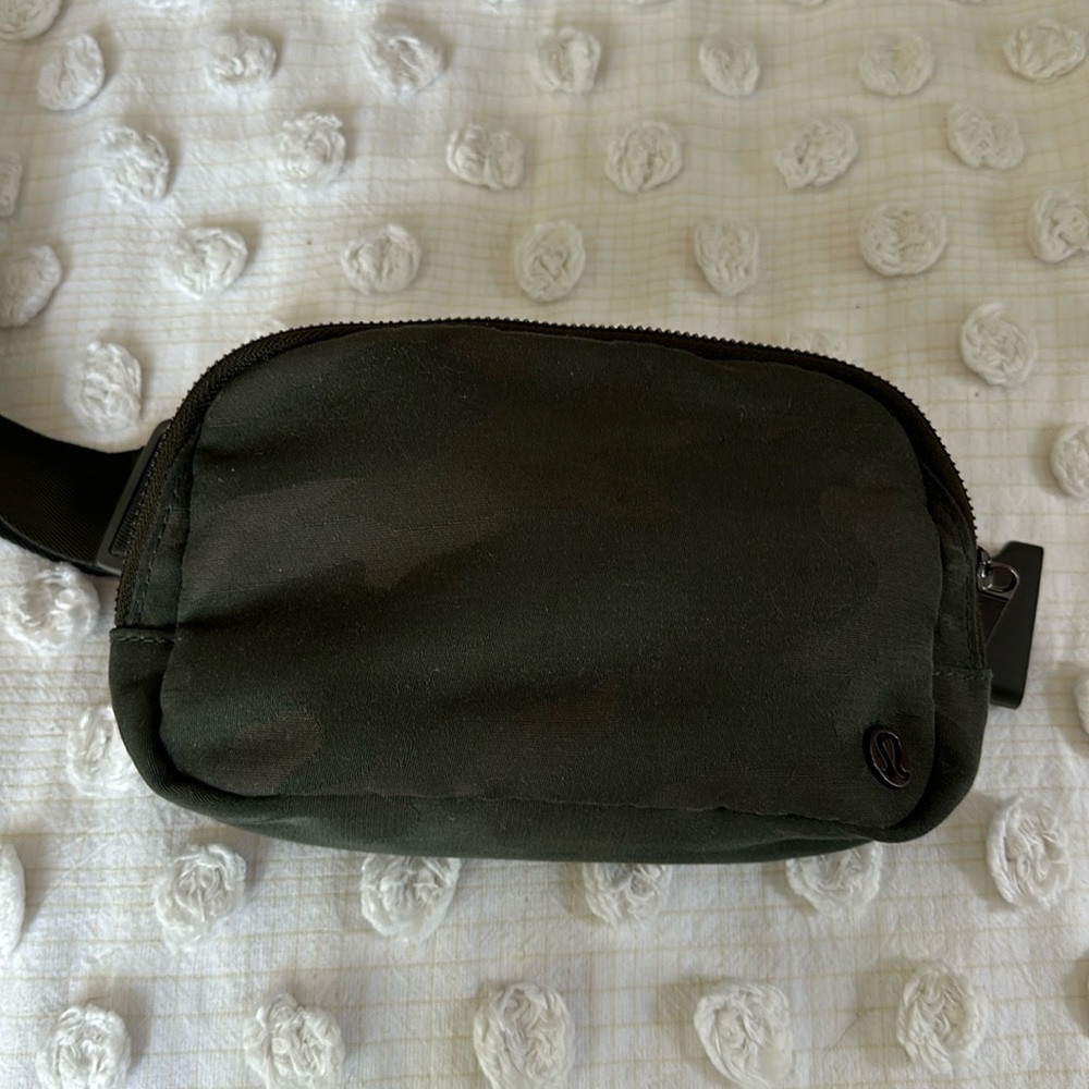 lululemon everywhere belt bag - camo